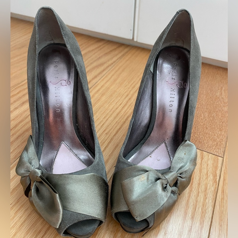 Size 7 suede with satin bow, opened toe pump